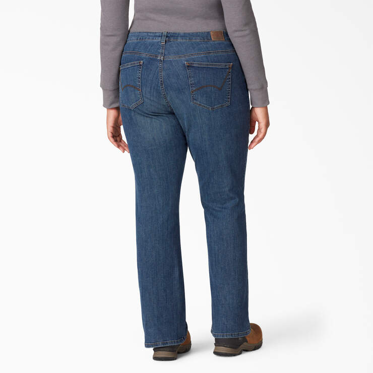 Jeans à jambe semi-évasée Forme parfaite taille plus pour femmes - Stonewashed Indigo Blue (SNB) numéro de l’image 2