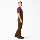 Pantalon menuisier d&eacute;contract&eacute; en coutil &eacute;pais &agrave; jambe droite - Rinsed Timber Brown &#40;RTB&#41;