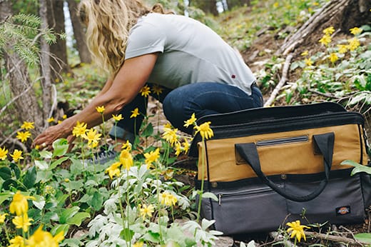 Annelies gathers her ingredients outdoors.